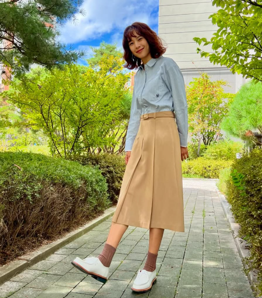 조윤희가 브라운 계열의 미디스커트를 선택해 데일리룩을 선보였다. 조윤희 SNS