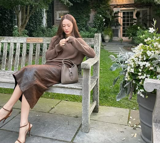 정수정이 레더 소재의 미디스커트로 세련된 매력을 발산했다. 정수정 SNS