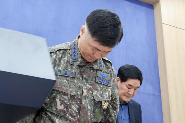 이영수 공군참모총장이 10일 서울 용산구 국방부에서 포천 전투기 오폭 사고 관련 브리핑을 하며 고개 숙여 사과하고 있다. 뉴스1