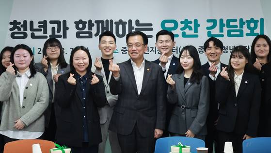 최상목 대통령 권한대행 부총리 겸 기획재정부 장관이 지난 7일 서울 종로구 재단법인 청년재단 중앙청년지원센터에서 열린 '청년과 함께하는 오찬간담회'에 참석한 청년 직장인, 대학생, 취업준비생 등과 기념촬영을 하고 있다. 연합뉴스