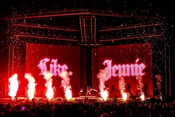 '더 루비 익스피리언스'에서 가장 화려했던 순간 중 하나. 연극 콘셉트로 꾸며진 이 공연은 다른 K팝 공연처럼 화려함에 의존하지 않았다. 사진 OA엔터테인먼트