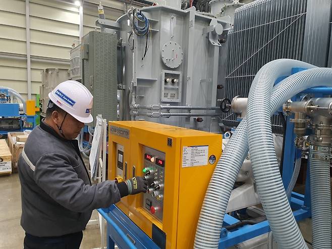 김태완 반장이 진공기 테스트를 하고 있다. 홍성=윤현주 기자