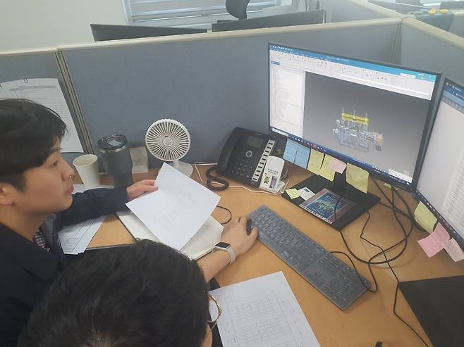 구조설계팀 직원들이 변압기 설계를 의논하고 있다. 홍성=윤현주 기자