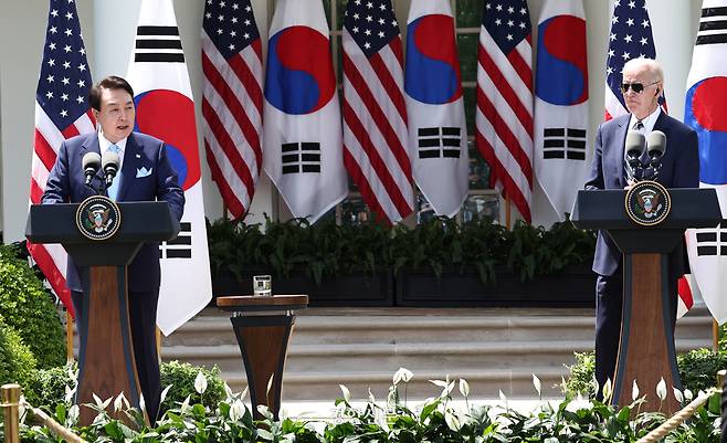 2023년 4월 윤석열 대통령과 조 바이든 당시 미국 대통령이 소인수회담을 마치고 백악관 로즈가든에서 공동기자회견을 하고 있다. 워싱턴|김창길 기자