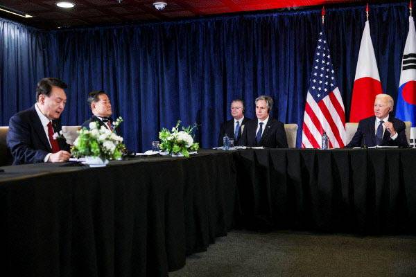 지난해 11월 15일 페루 리마에서 열린 아시아태평양경제협력체(APEC) 정상회의에서 윤석열(맨 왼쪽) 대통령이 조 바이든(맨 오른쪽) 미국 대통령과 정상회담을 갖고 있다. 로이터 연합뉴스