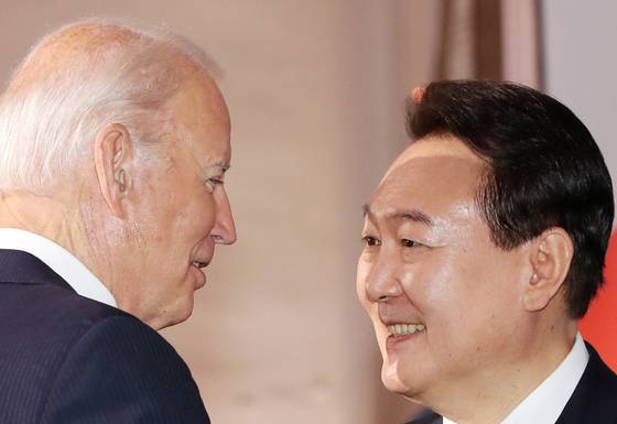 South Korean President Yoon Suk Yeol, right, talks with U.S. President Joe Biden after attending the seventh replenishment conference of the Geneva-based Global Fund to Fight AIDS, Tuberculosis and Malaria in New York on Sept. 21, 2022. [YONHAP]