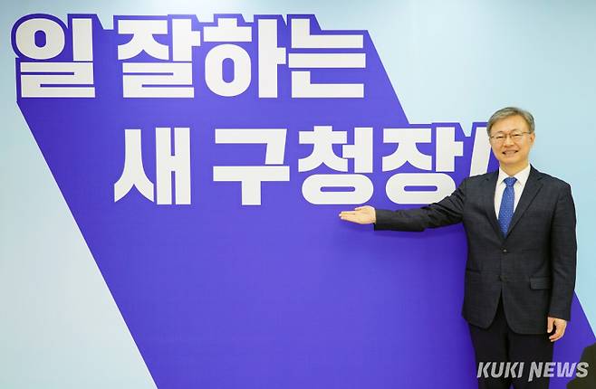 서울 구로구청장 보궐선거에 출마한 장인홍 더불어민주당 후보가 14일 서울 구로구 선거사무실에서 쿠키뉴스와 인터뷰를 하고 있다. 박효상 기자