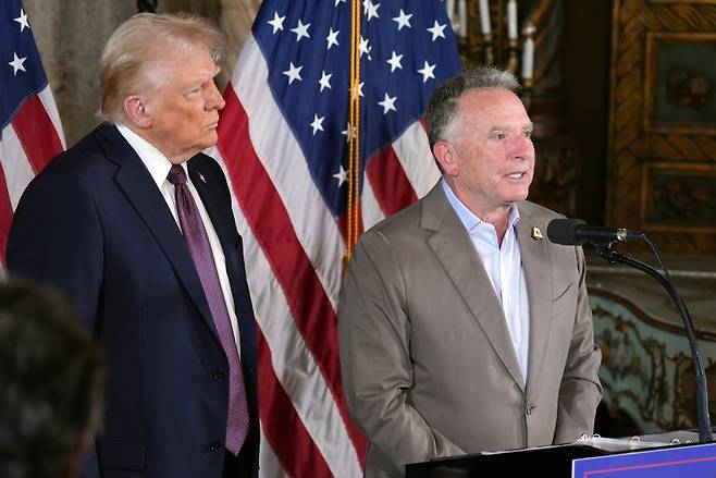 도널드 트럼프(왼쪽) 미국 대통령과 스티브 위트코프 특사. AP연합뉴스