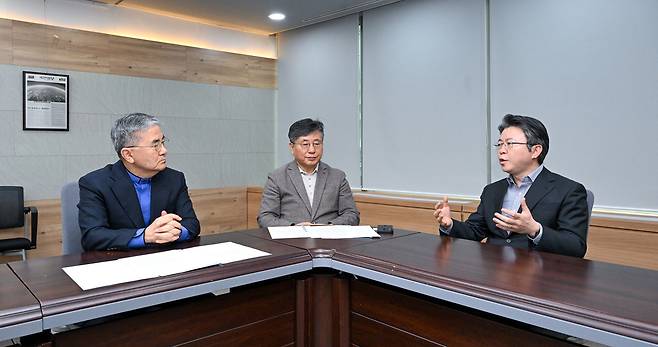 지난 11일 서울 여의도 국민일보 대회의실에서 최근 KWMA 법인이사장으로 취임한 주승중(왼쪽) 주안장로교회 목사와 KWMA 운영이사장 황덕영(오른쪽) 새중앙교회 목사, 강대흥 KWMA 사무총장이 좌담회를 갖고 있다. 신석현 포토그래퍼