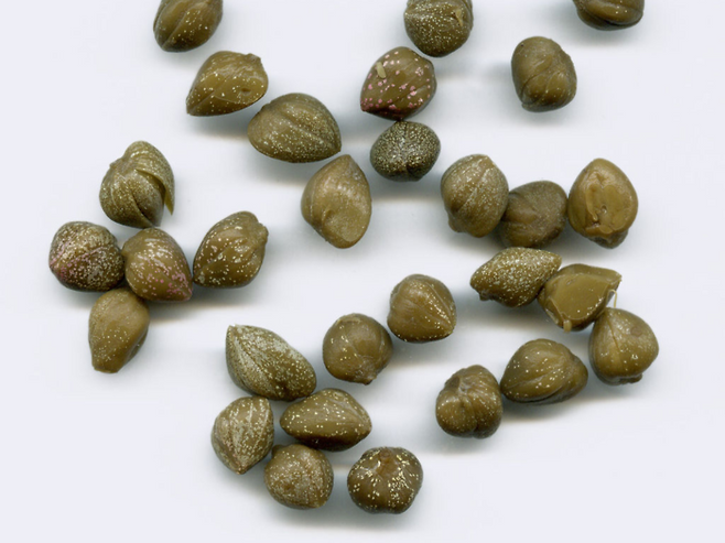 케이퍼, 아무리 봐도 콩 같은데 콩은 아니다. 케이퍼, 아무리 봐도 콩 같은데, 콩은 아니다. 실수로 두 번 쓴 거 아니다.  실수로 두 번 쓴 거 아니다. [사진 출처=공공 저작물]