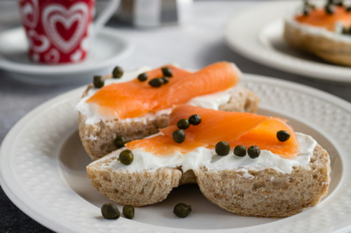 연어(훈제연어)와 케이퍼는 떼려야 뗄 수 없는 관계다. 뷔페에서 연어부터 돌격하는 사람들은 저렇게 빵으로 배를 채우는 우를 범하지 않는다. [사진 출처=Christine Siracusa, unsplash]