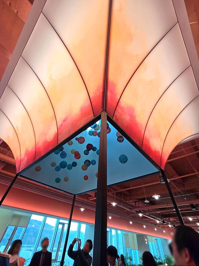 튀르키예 카파도키아의 열기구를 옮겨놓은 듯한 카페테리아.