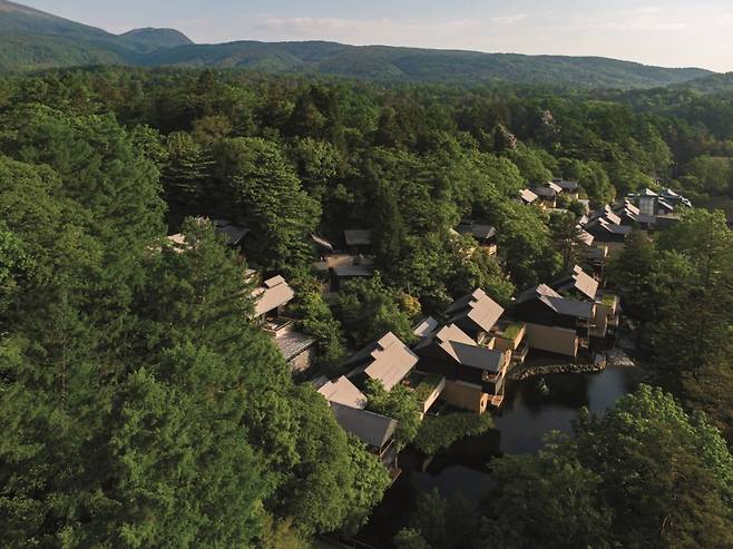 2005년 7월 문을 연 호시노야 가루이지야 호텔. 나가노현 가루이자와마치에 위치한 이 호텔은 '골짜기 마을에 머물기' 콘셉트의 럭셔리 리조트다. 아사마야마 산기슭의 자연으로 둘러싸인 산과 산 사이 땅에 위치하며, 물가를 에워싼 떨어져 있는 객실들에서는 계절의 변화를 느낄 수 있다. 1914년(다이쇼 3년) 개업한 '호시노 온천 료칸'이 이 호텔의 전신이다. /사진=호시노 리조트 그룹 홈페이지