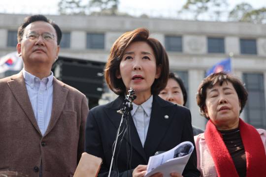 나경원 국민의힘 의원이 14일 서울 종로구 헌법재판소 앞에서 윤석열 대통령 탄핵 각하·기각 촉구 릴레이 1인 시위 관련 입장을 밝히고 있다. 연합뉴스