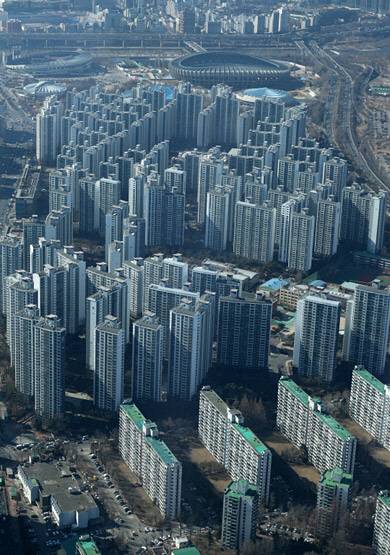 서울 송파구 롯데월드타워 전망대 서울스카이에서 바라본 잠실동 아파트 모습. 뉴시스