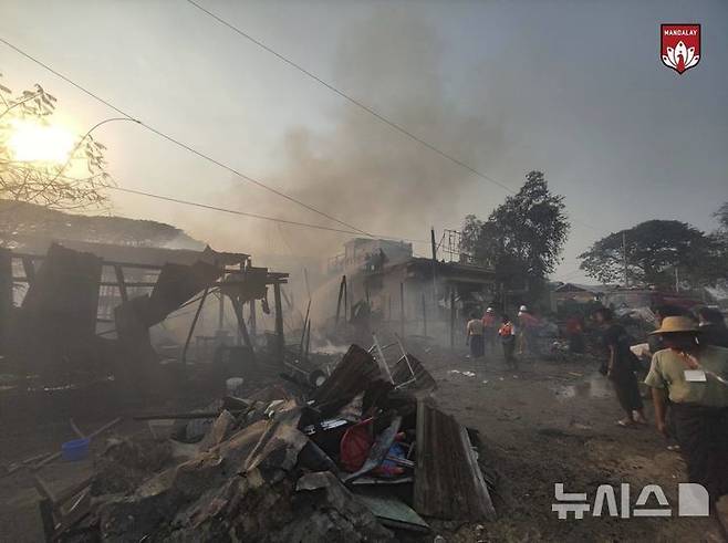 [만달레이( 미얀마)=AP/뉴시스] 미얀마의 민주화를 위한 저항군 '만달레이 국민방위군'이 제공한 사진으로 군사정부가 싱구 시 구근의 레트 판 흘라 마을의 한 시장을 14일(현지시간) 폭격하는 장면. 시장은 삽시간에 폐허로 변했고 수십명의 민간인 사상자가 발생했다. 2025.03.16.