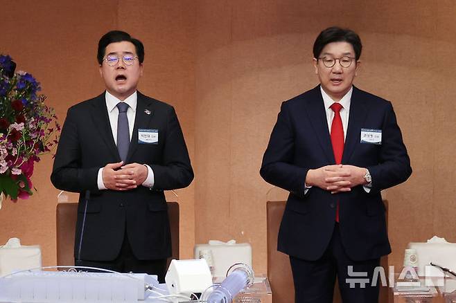 [서울=뉴시스] 조성우 기자 = 권성동(오른쪽) 국민의힘 원내대표와 박찬대 더불어민주당 원내대표가 16일 오후 서울 영등포구 여의도 순복음교회에서 열린 한국교회 부활절 연합예배 2차 준비 기도회에 참석해 예배하고 있다. 2025.03.16. xconfind@newsis.com