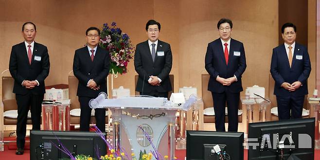 [서울=뉴시스] 조성우 기자 = 권성동(오른쪽 두 번째부오른) 국민의힘 원내대표와 박찬대 더불어민주당 원내대표가 16일 오후 서울 영등포구 여의도 순복음교회에서 열린 한국교회 부활절 연합예배 2차 준비 기도회에 참석해 예배하고 있다. 오른쪽은 이영훈 여의도순복음교회 목사. 2025.03.16. xconfind@newsis.com