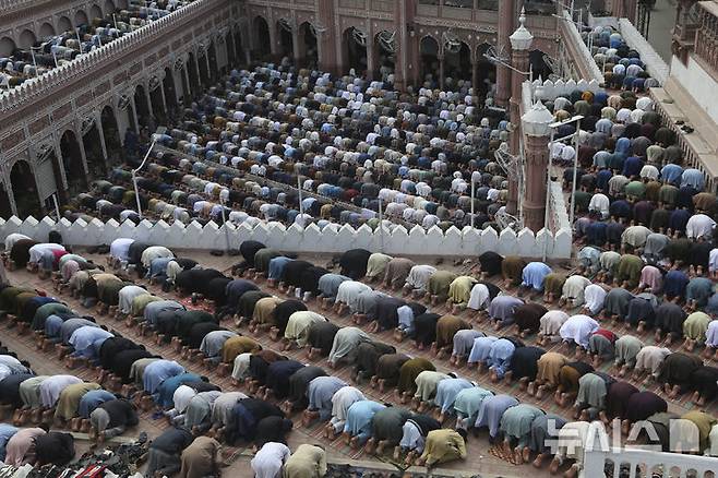 [AP/뉴시스] 인구 2억 3000만 명의 파키스탄 페샤와르에서  14일 무슬림들이 라마단 두번째 금요 예배를 드리고 있다