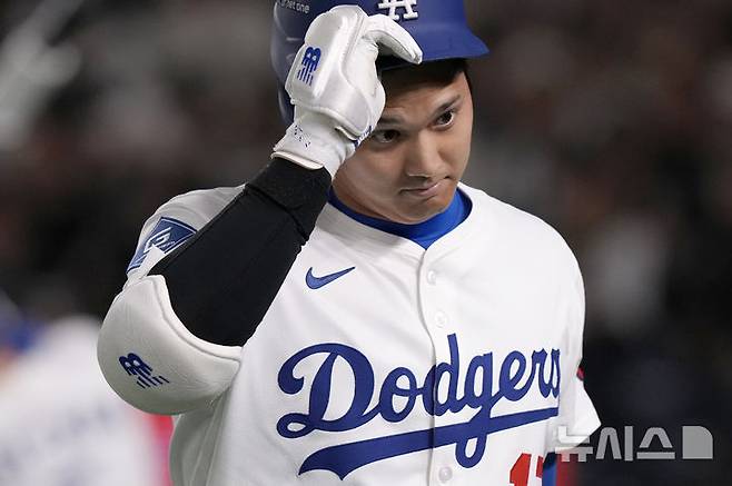 [도쿄=AP/뉴시스] 일본 프로야구 한신 타이거즈와 평가전에서 삼진을 당한 뒤 더그아웃으로 향하는 메이저리그 LA 다저스 오타니 쇼헤이. 2025.03.16.