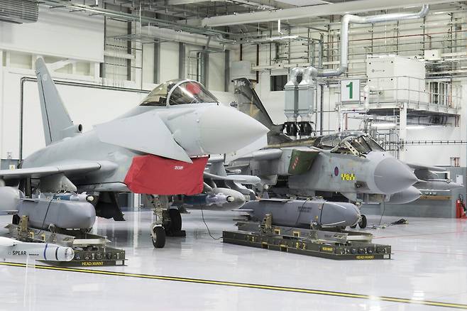 영국 공군 타이푼 전투기 옆에 스톰 섀도 장거리 공대지미사일들이 놓여있다. 세계일보 자료사진