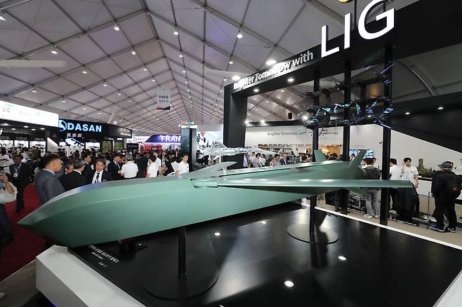 KF-21 전투기에 탑재될 국산 장거리 공대지미사일 모형이 전시되어 있다.&nbsp;세계일보 자료사진