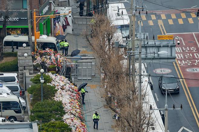 윤석열 대통령의 탄핵 심판 선고를 앞둔 16일 서울 종로구 헌법재판소 인근에 경찰 방호벽이 설치되어 있다.