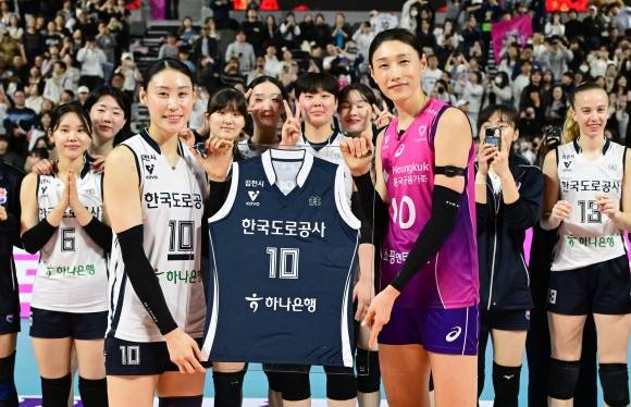 한국도로공사 배유나와 기념 촬영하는 김연경 - 15일 인천 삼산월드체육관에서 열린 도드람 2024-2025 V리그 정규리그 흥국생명과 한국도로공사의 경기가 끝난 뒤 흥국생명 김연경이 한국도로공사 선수단이 마련한 은퇴식에 참석, 한국도로공사 배유나와 기념 촬영하고 있다. 2025.3.15 한국배구연맹 제공