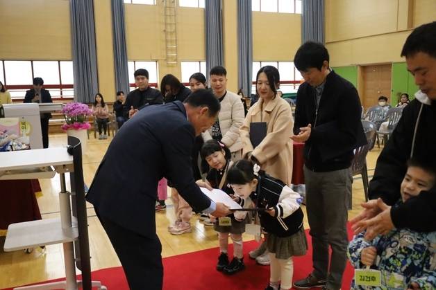 지난 4일 전남 장성군에 위치한 북이초등학교 입학식에서 입학축하금을 전달하고 있다. 제공=북이초, 뉴스1