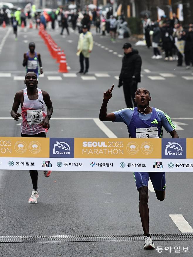 에티오피아 마라토너 하프투 테클루(오른쪽)가 16일 열린 ‘2025서울마라톤 겸 제95회 동아마라톤’에서 잠실올림픽주경기장 인근에 마련된 결승테이프를 가장 먼저 끊으며 환호하고 있다. 양회성 동아일보 기자 yohan@donga.com