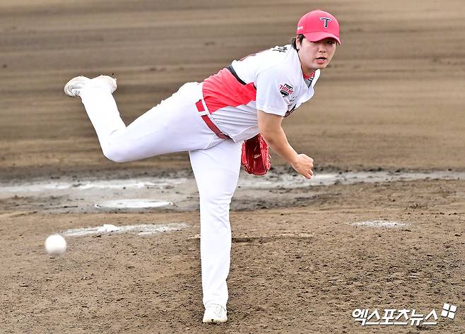 3일 오후 일본 오키나와 킨 구장에서 열린 KT 위즈와 KIA 타이거즈의 연습경기, 6회초 KIA 황동하가 공을 힘차게 던지고 있다. 엑스포츠뉴스 DB