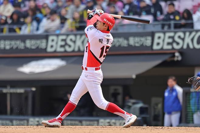 16일 오후 광주-KIA챔피언스필드에서 열린 2025 신한 SOL Bank KBO리그 삼성 라이온즈와 KIA 타이거즈의 경기, 2번타자 겸 좌익수로 선발 출전한 KIA 박정우가 4타수 2안타 1타점 1득점 1볼넷으로 활약했다. KIA 타이거즈