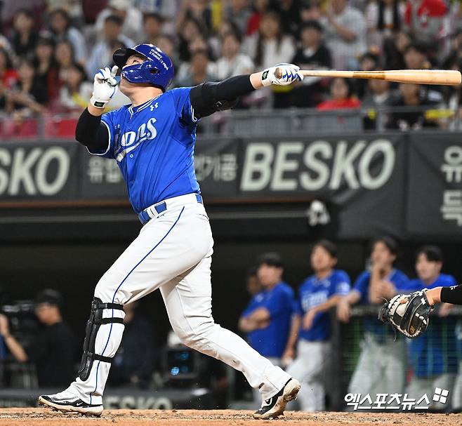 23일 오후 광주기아챔피언스필드에서 열린 '2024 신한 SOL Bank KBO리그' 삼성 라이온즈와 KIA 타이거즈의 경기, 9회초 2사 1루 삼성 전병우가 투런 홈런을 날리고 있다. 엑스포츠뉴스 DB