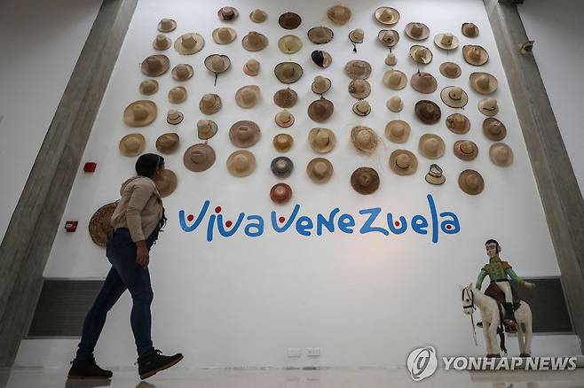 베네수엘라 국립미술관 전시품 살피는 여성 [AFP 연합뉴스 자료사진. 재판매 및 DB 금지]