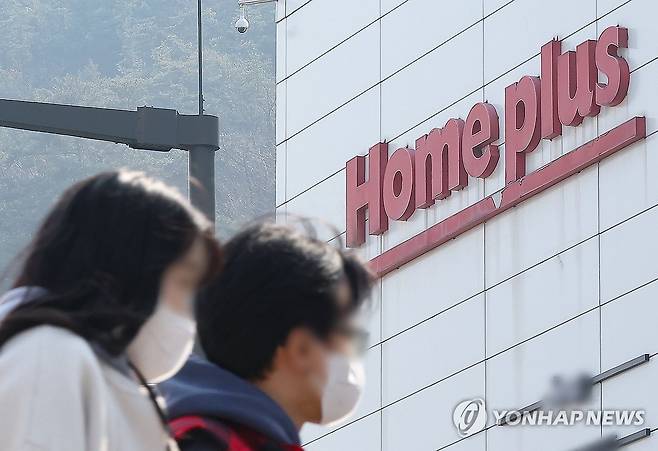 '홈플러스 상황은?' (서울=연합뉴스) 김성민 기자 = 대형마트 2위 홈플러스가 지난 6일 잇따른 협력사 이탈로 영업 중단 고비를 맞았다가 대금을 순차적으로 지급하기 시작하면서 사태를 수습하고 있다. 식품업계에 따르면 주요 식품기업 오뚜기, 롯데웰푸드, 삼양식품 등 3곳이 9일 홈플러스 납품을 재개했거나 재개할 예정이다.
    사진은 이날 서울 한 홈플러스 매장의 모습. 2025.3.9 ksm7976@yna.co.kr