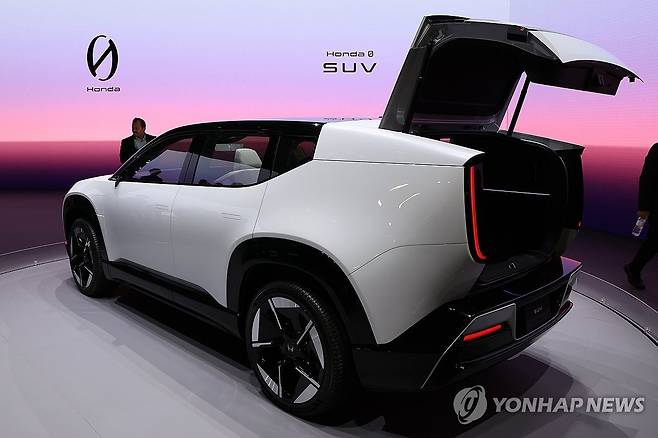 CES서 공개한 혼다 제로 SUV (라스베이거스=연합뉴스) 신현우 기자 = CES 2025 개막 사흘째인 9일(현지시간) 미국 네바다주 라스베이거스 컨벤션센터 웨스트홀에 마련된 혼다 전시관에 혼다 제로(0) SUV가 전시돼 있다. 2025.1.10 nowwego@yna.co.kr