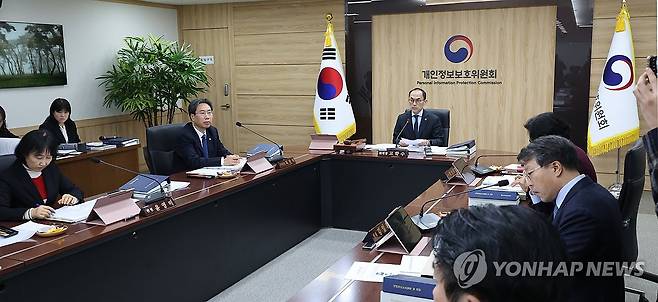 전체회의 주재하는 고학수 위원장 (서울=연합뉴스) 최재구 기자 = 개인정보보호위원회 고학수 위원장이 26일 서울 종로구 정부서울청사에서 열린 전체회의에서 발언하고 있다. 2025.2.26 jjaeck9@yna.co.kr