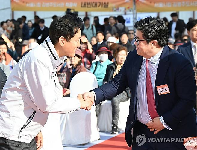 김병주도서관 착공식, 인사하는 오세훈 시장과 김병주 회장 (서울=연합뉴스) 오세훈 서울시장(왼쪽)이 4일 열린 서대문구 북가좌동에서 열린 '서울시립 김병주도서관 착공식'에서 김병주 MBK파트너스 회장과 인사하고 있다.