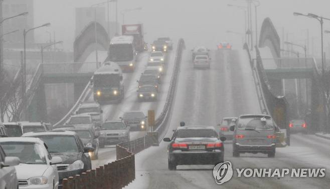 눈 덮인 도로 [연합뉴스 자료사진] ※ 이해를 돕기 위한 사진으로 아래 기사와 직접적인 관련은 없습니다.