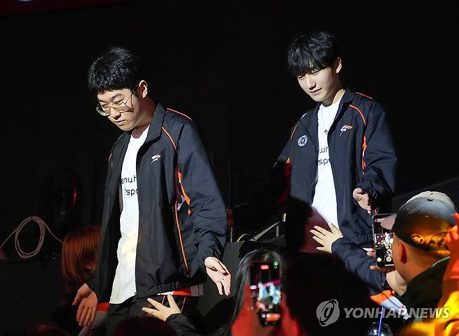 무대로 내려오는 '제우스' 최우제와 '피넛' 한왕호 (서울=연합뉴스) 김주환 기자 = 16일 리그 오브 레전드(LoL) 국제대회 '2025 퍼스트 스탠드 토너먼트' 결승전이 열린 서울 종로구 LoL 파크에서 한화생명e스포츠 '제우스' 최우제와 '피넛' 한왕호가 개막 행사에서 무대로 내려오고 있다. 2025.3.16 jujuk@yna.co.kr