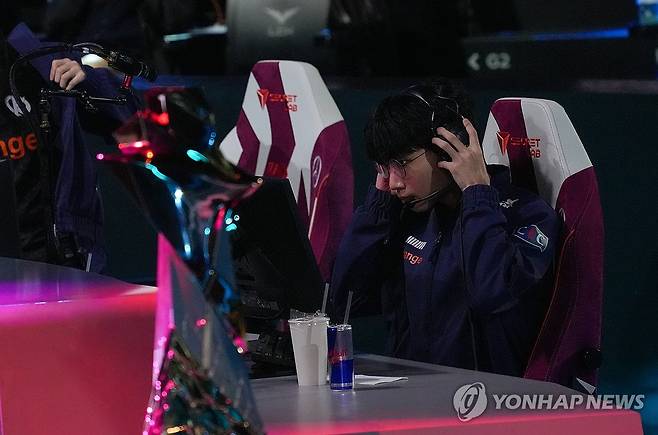 헤드셋 쓰는 '칸나' 김창동 (서울=연합뉴스) 김주환 기자 = 16일 리그 오브 레전드(LoL) 국제대회 '2025 퍼스트 스탠드 토너먼트' 결승전이 열린 서울 종로구 LoL 파크에서 유럽 팀 카르민 코프(KC)의 '칸나' 김창동이 헤드셋을 쓰고 있다. 2025.3.16 jujuk@yna.co.kr
