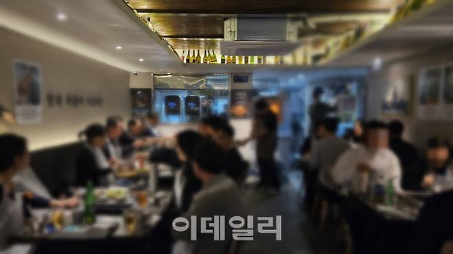 13일 서울 용산구의 고깃집 ‘용돼지’ 매장이 사람들로 가득 차있다.(사진=김세연기자)