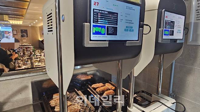 삼겹살에 맞게 세팅된 AI 그릴 로봇이 13일 서울 용산구 ‘용돼지’에서 삼겹살을 굽고 있다.(사진=김세연기자)
