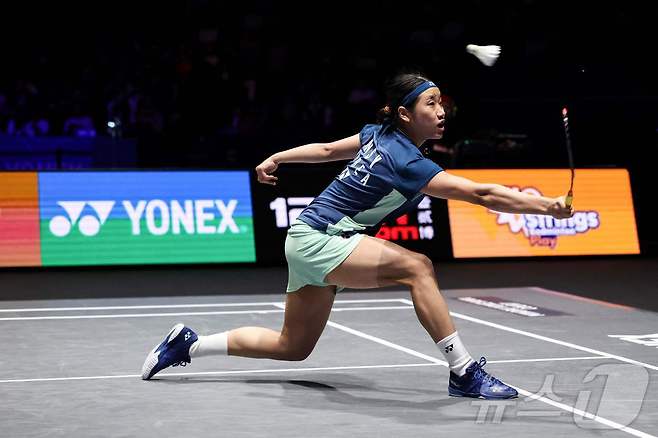 '셔틀콕 여제' 안세영이 17일(한국시간) 영국 버밍엄에서 열린 세계배드민턴연맹(BWF) 월드투어 슈퍼 1000 전영오픈 여자 단식 결승전에서 리턴하고 있다. 안세영은 이날 경기에서 랭킹 2위 왕즈이(중국)를 2-1(13-21 21-18 21-18)로 누르고 우승을 차지했다. 2025.3.17 ⓒ AFP=뉴스1 ⓒ News1 김성진 기자