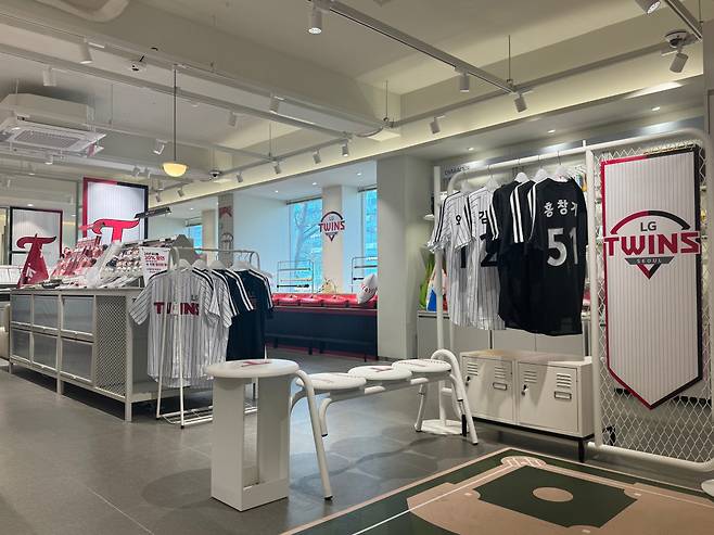 프로야구 LG 트윈스는 프로야구 개막에 맞춰 LG 유플러스와 협업을 통해 스포츠 굿즈 특화 매장인 '일상의틈 잠실 직영점'을 오픈한다고 17일 밝혔다.(LG 트윈스 제공)