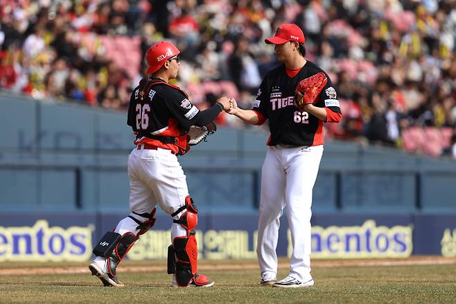 정해영이 한승택과 하이파이브 하고 있다. 사진 | KIA 타이거즈
