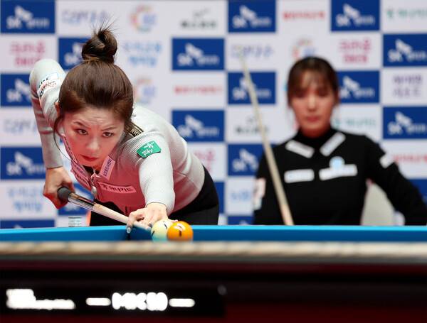 김가영의 공격을 뒤에 앉아 지켜보는 스롱 피아비. ⓒPBA