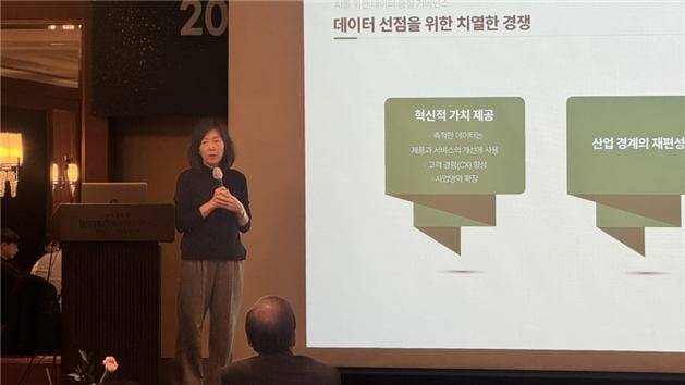 KTL 직원이 인공지능 데이터 품질 확보를 위해 데이터 무결성을 확인하고 있다.