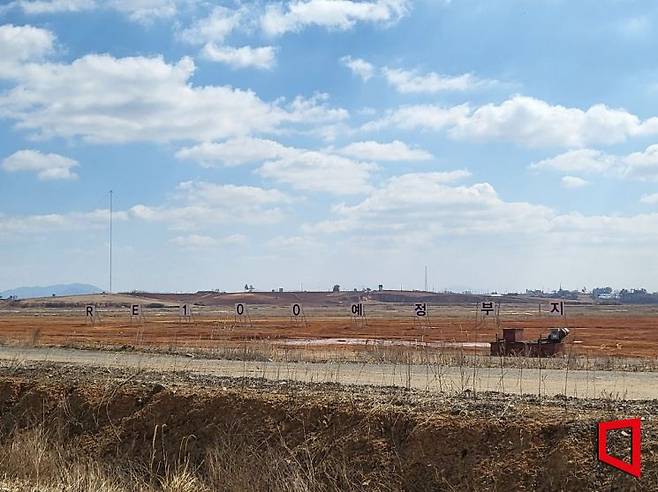 지난달 24일 방문한 전남 해남군 솔라시도의 'AI 슈퍼클러스터 허브'가 조성될 120만평 부지. 'RE100 예정부지'라고 적힌 간판이 설치돼 있다. 전남도는 이곳에서 재생에너지로 발전한 전력을 데이터센터에 이용할 방침이다. 심성아 기자