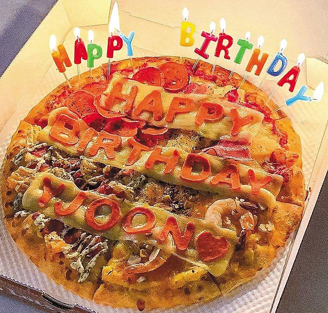 서울 연남동의 한 피자집에서는 피자에 생일 축하 문구를 적어 준다. 예약 필수. /플롭연남